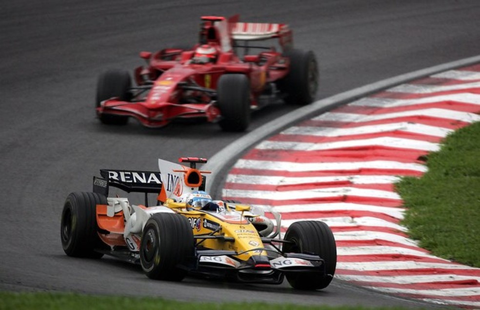 Renault de Alonso e Ferrari de Raikkonen no GP do Brasil de 2008 (Foto: Divulgação) — Foto: Auto Esporte
