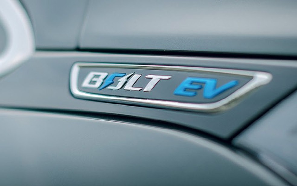 Bolt EV é o primeiro de 20 veículos elétricos que a GM quer lançar até 2023 — Foto: Auto Esporte