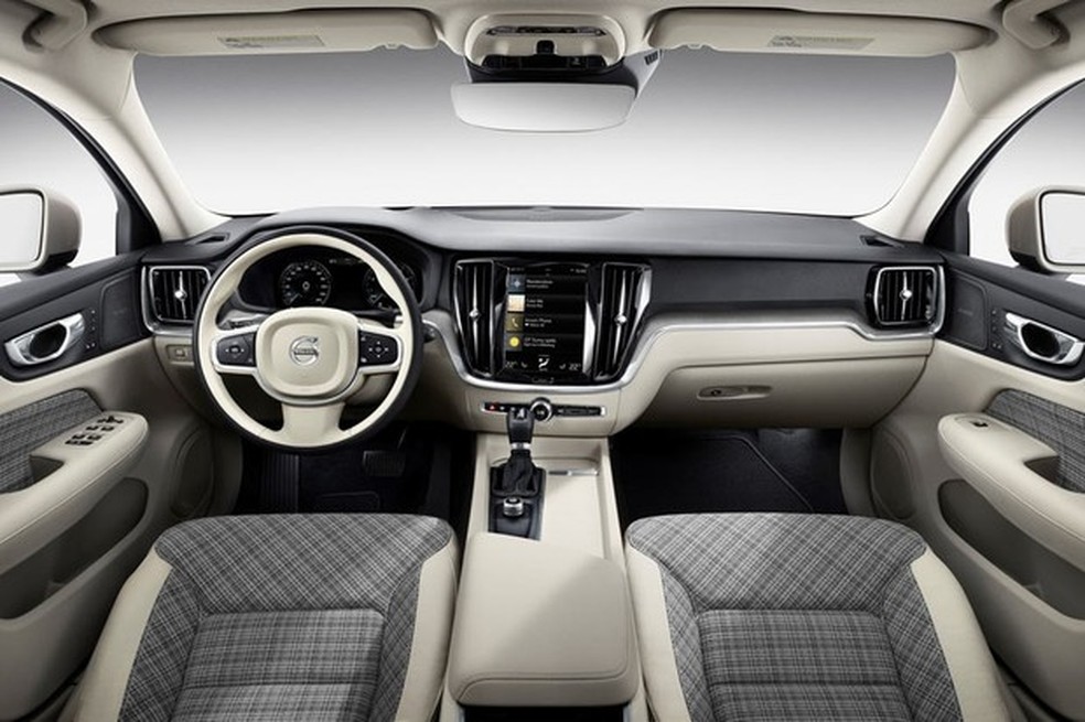 Painel do V60 tem uma enorme tela multimídia estilo tablet (Foto: Divulgação) — Foto: Auto Esporte