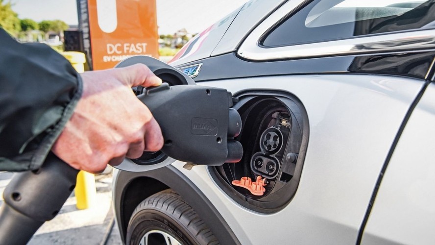 Abastecendo carro elétrico