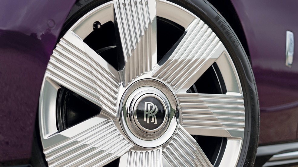 Rolls-Royce Spectre tem rodas de 23 polegadas — Foto: Divulgação