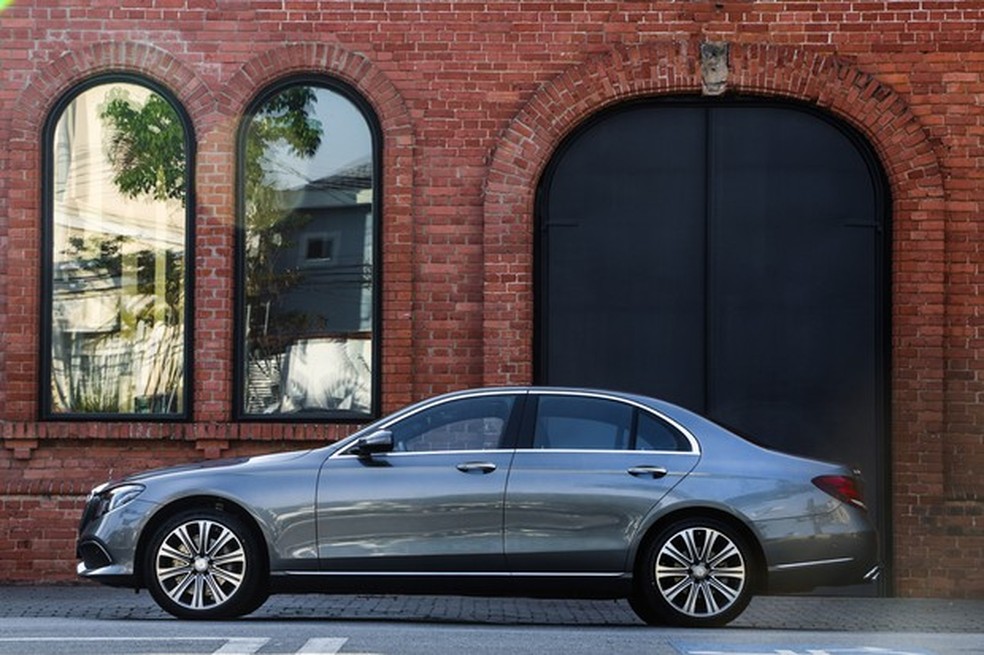Mercedes-Benz Classe E lateral (Foto: Divulgação) — Foto: Auto Esporte