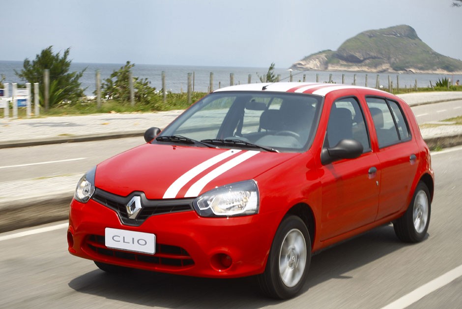 Renault Clio: com motor 1.0 flex e abastecido com gasolina, o hatch fez 14,3 km/l na cidade e 15,8km/l na estrada