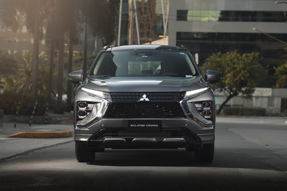 Mitsubishi Eclipse Cross 2023 agora tem grade frontal em preto ou preto brilhante, dependendo da versão — Foto: Divulgação