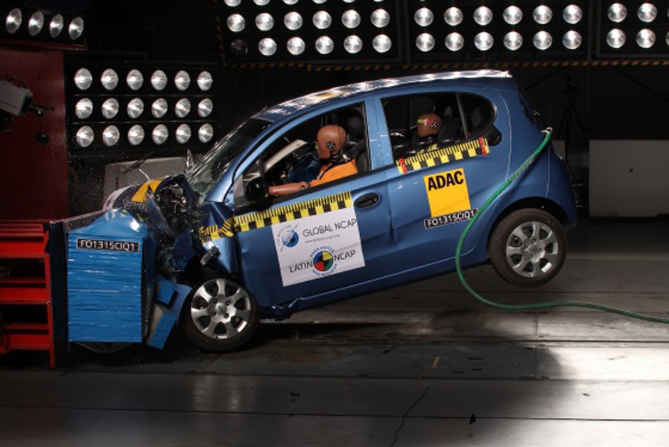 Novo Chery QQ, produzido na China, não alcança nenhuma estrela no teste de colisão e é reprovado pelo Latin NCAP