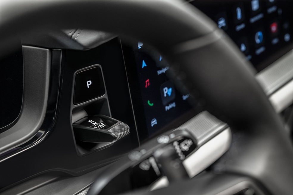 Novo Porsche Cayenne tem inspiração no Taycan, como mostra a nova alavanca de câmbio entre o volante o painel central — Foto: Divulgação