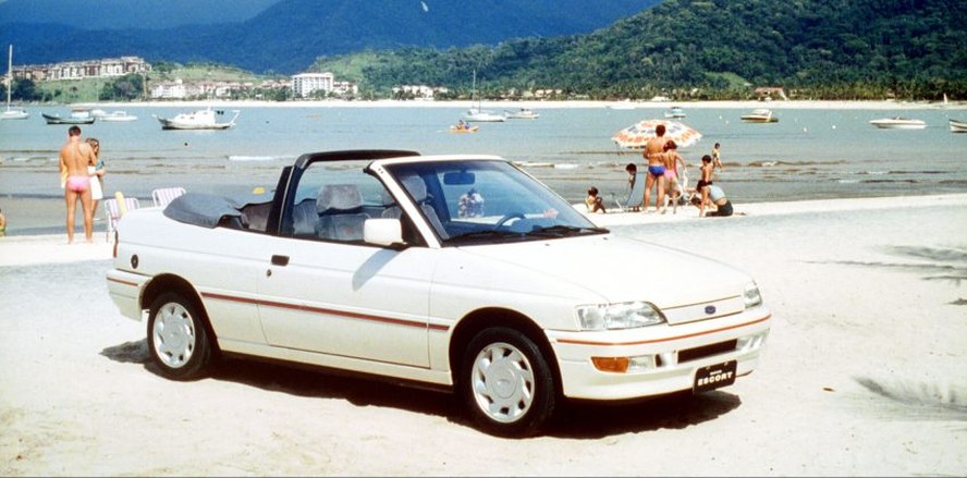 Ford Escort XR3 conversível posa na praia