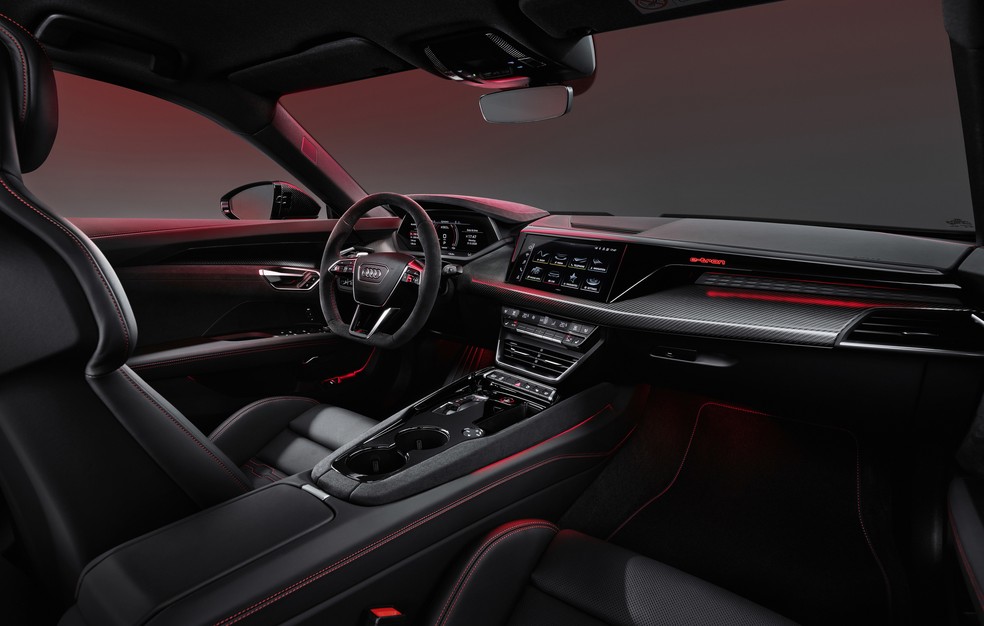 O desenho interno do e-tron GT aplica mais superfícies tridimensionais do que em outros Audi — Foto: Divulgação