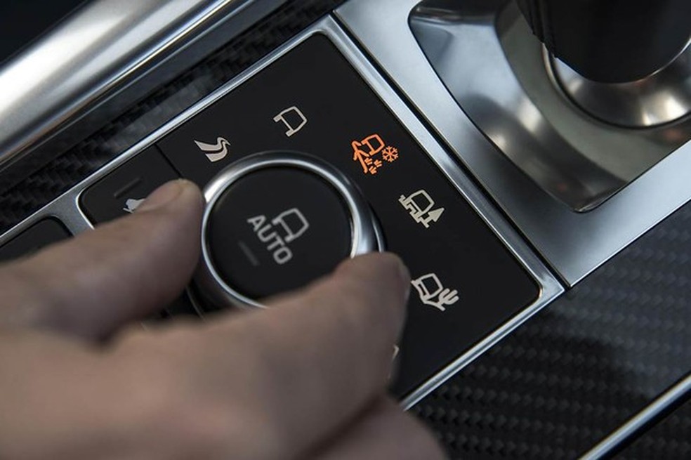 Seletor de modo de tipo de terreno é item padrão em modelos da Land Rover (Foto: Divulgação) — Foto: Auto Esporte