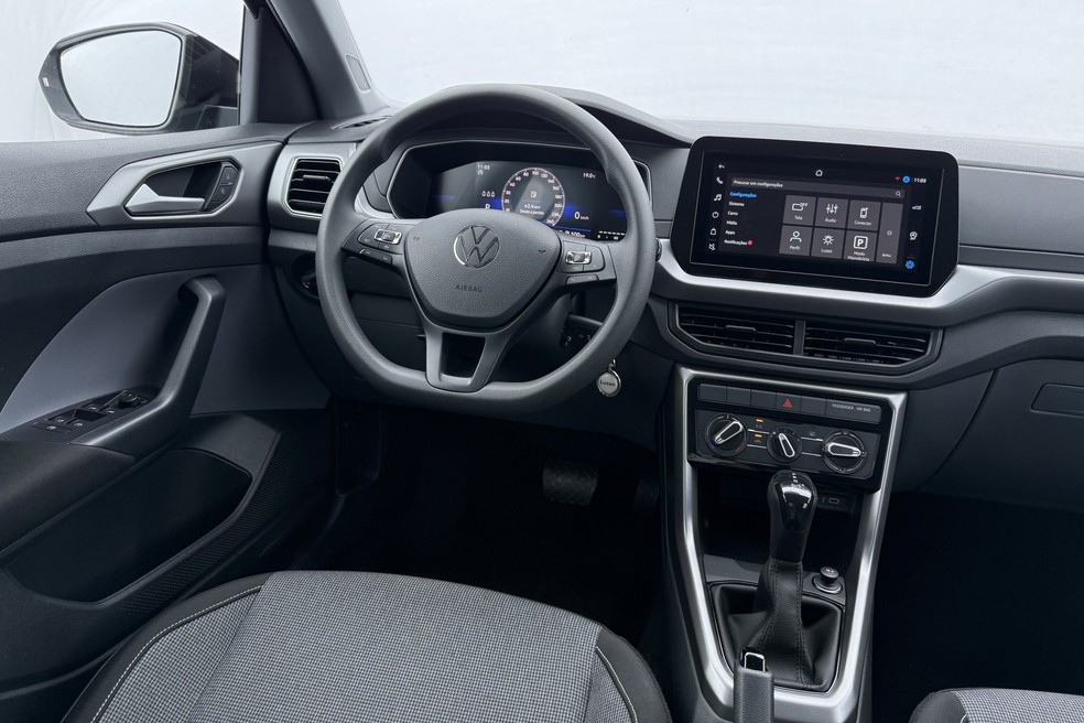 Volkswagen T-Cross Sense 2026 tem a cabine sem simples — Foto: André Schaun/Auto News Brasil
