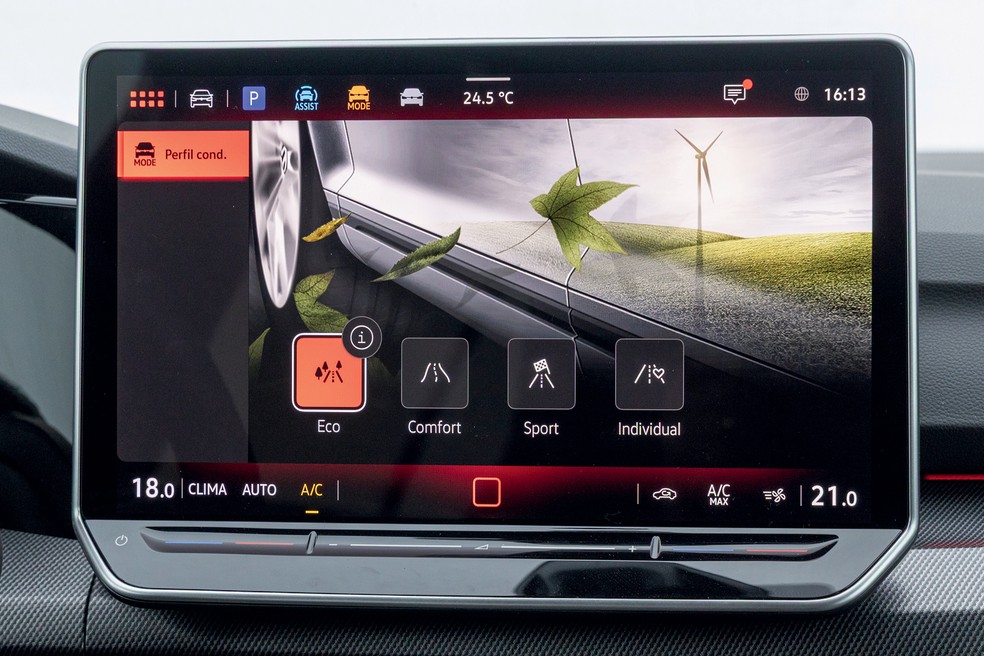 Central multimídia do Volkswagen Golf GTI tem 12,9 polegadas e oferece conexão com Android Auto e Apple CarPlay — Foto: Renato Durães/Auto News Brasil