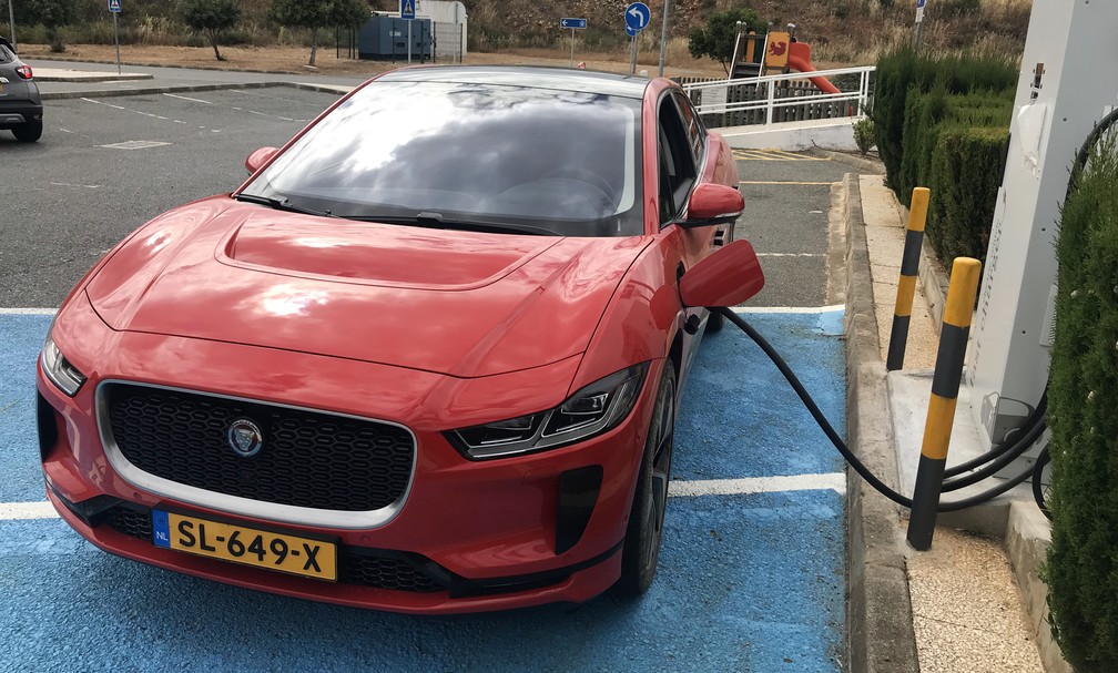 Recarga rápida no Jaguar I-Pace garante 80% da bateria em 40 minutos — Foto: André Paixão/G1