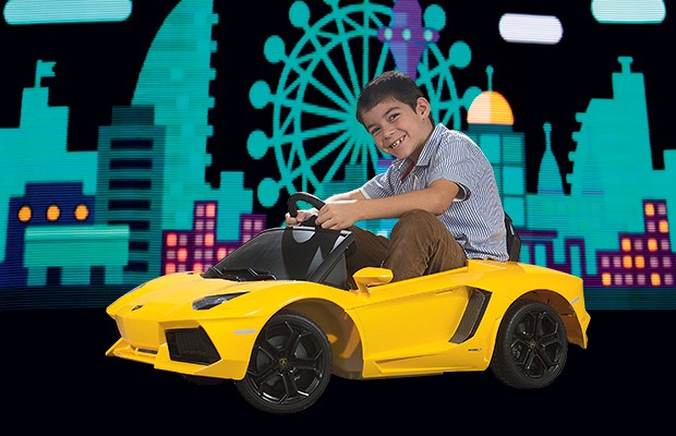 Lamborghini Aventador Fabricante: Dorel Preço: R$ 1.999 Peso: 11 kg Velocidade máxima: 4 km/h Ponto positivo: painel completo com opções de acender/apagar faróis, buzina, ronco motor e setas; entrada para cabo auxiliar Ponto negativo: para-brisas difícil de encaixar