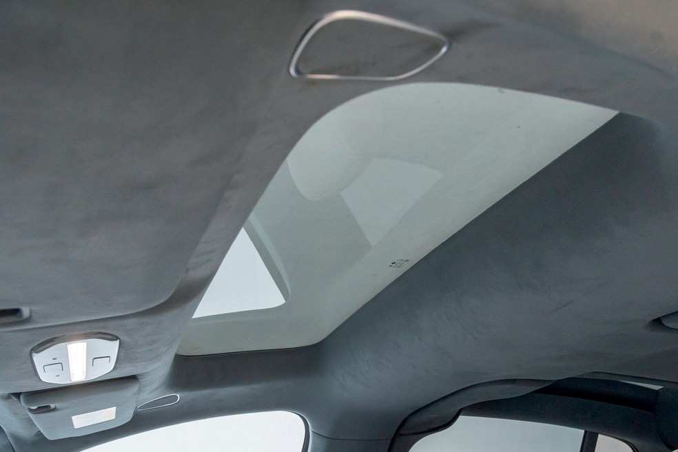 Teto solar panorâmico do GAC Hyptec HT tem isolamento térmico — Foto: Renato Durães/Auto News Brasil