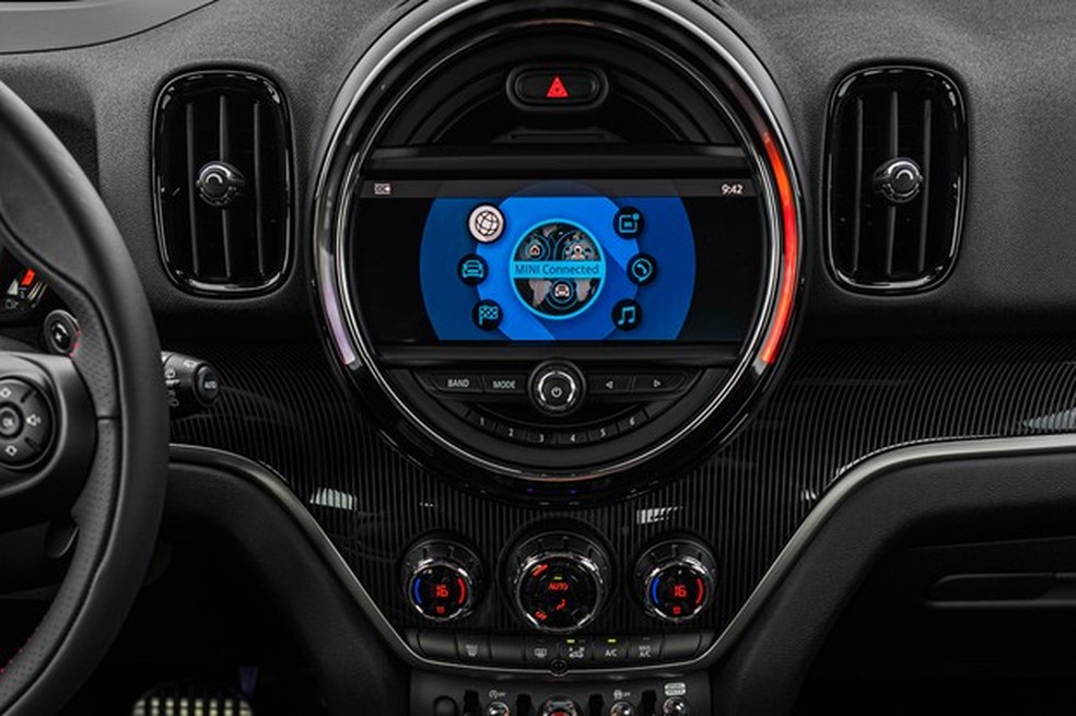Central multimídia é sensível ao toque e tem comandos no console (Foto: Divulgação) — Foto: Auto Esporte