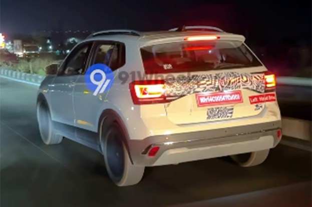 Flagra Volkswagen T-Cross Índia traseira movimento