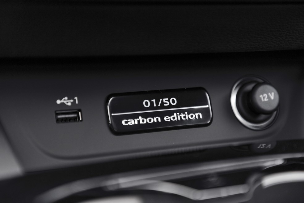 Plaquinha no console mostra a numeração do Carbon. A unidade testada por Autoesporte é a 02/50 — Foto: Divulgação 