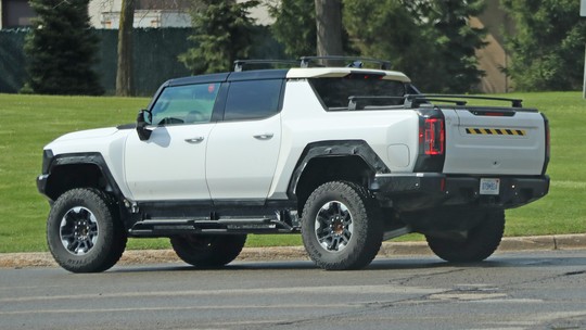 Segredo: picape Hummer elétrica é vista com rodas que a fazem andar "de lado"