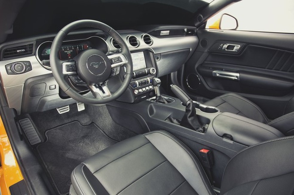 Mustang tem freio de mão por alavanca e teclas tipo aviação (Foto: Fabio Aro/AE) — Foto: Auto Esporte