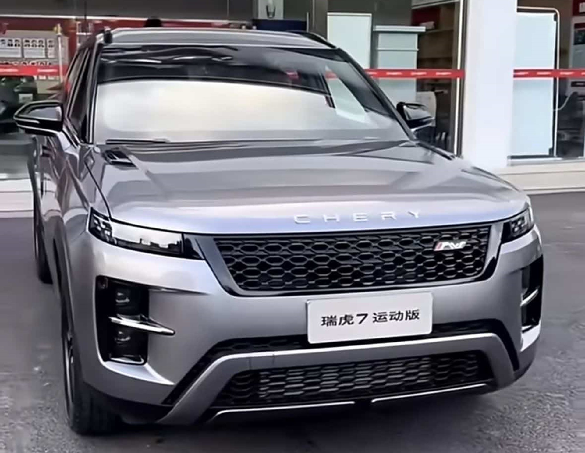 Chery Tiggo 7 Sport muda e fica muito parecido com SUVs da Land Rover