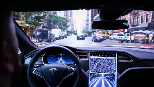 Motorista de Tesla que usava modo semiautônomo é acusado de homícidio após acidente com mortes