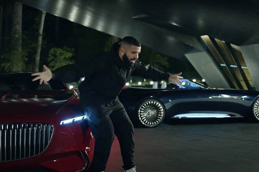 O rapper Draker posa ao lado dos dois conceito em seu mais novo videoclipe (Foto: Reprodução/Youtube) — Foto: Auto Esporte