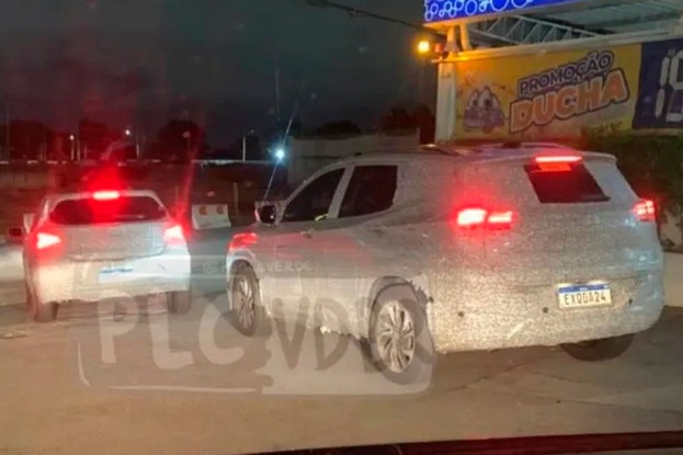 Chevrolet Onix e Tracker 2026 flagrados em posto de gasolina
