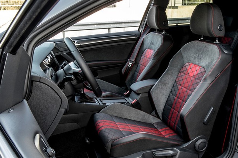 Bancos misturam tecido acamurçado com microfibra para segurar o corpo (Foto: Divulgação) — Foto: Auto Esporte