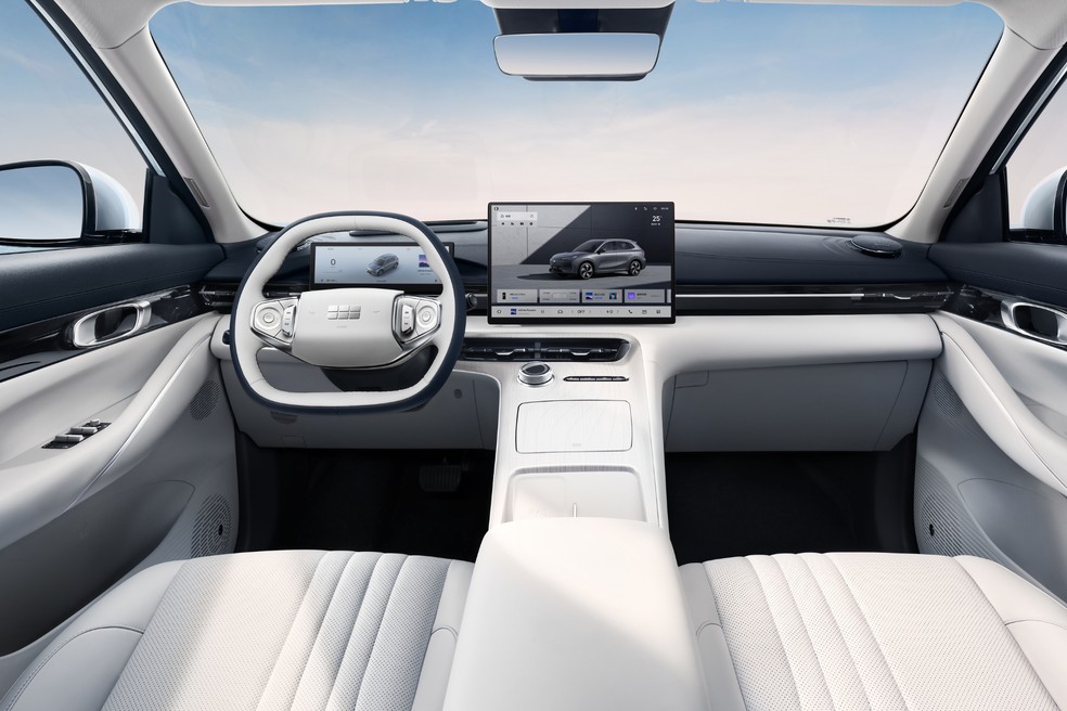 Geely EX5 tem central multimídia de 15,4 polegadas e assistente virtual que atende à comandos de voz — Foto: Divulgação