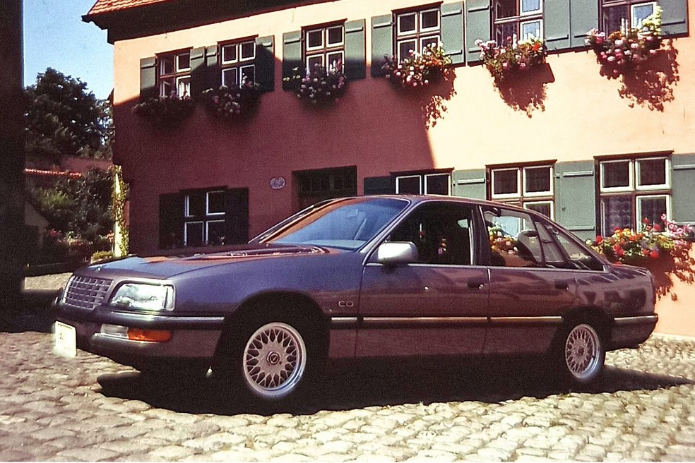 Grade grande e imponente com poucos cromados, ao estilo da época — Foto: Auto News Brasil/Acervo MIAU