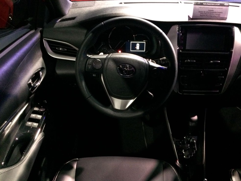 Interior do Toyota Yaris — Foto: Peter Fussy/G1