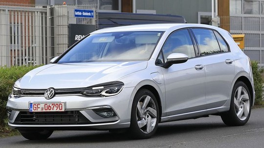 Novo Volkswagen Golf é flagrado quase sem disfarces — veja sem a camuflagem