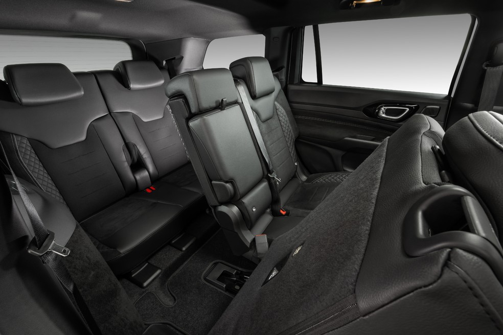 Jeep Commander Blackhawk 2026 oferece pouco espaço para quem senta na terceira fileira — Foto: Divulgação/Jeep
