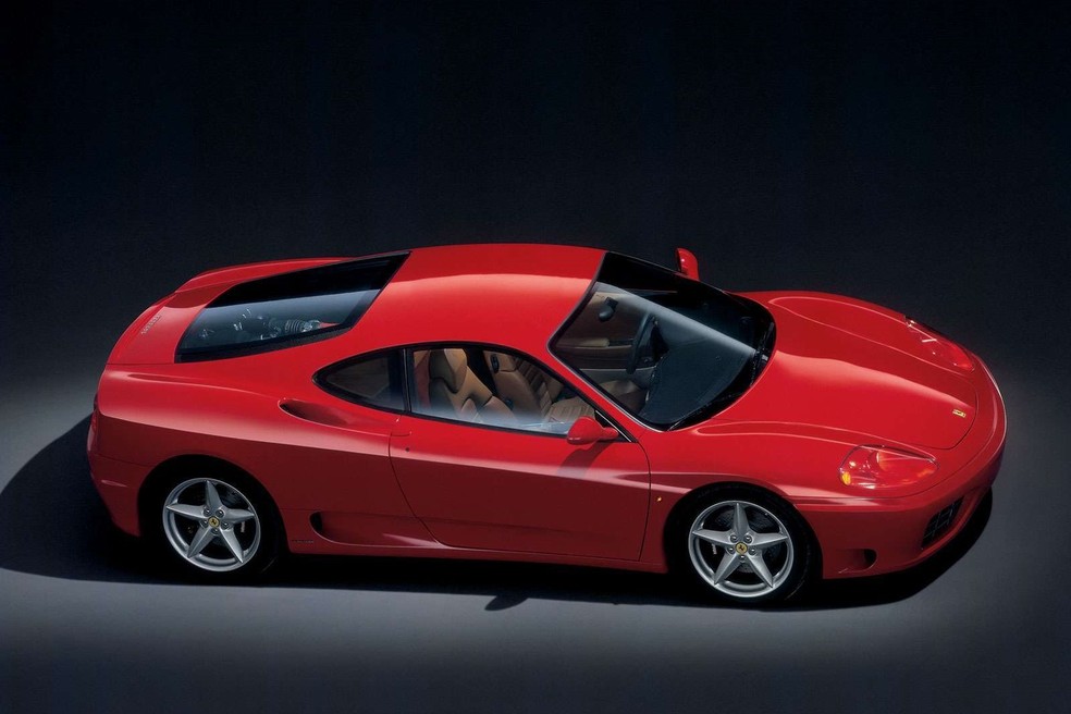 Ferrari 360 Modena não é um carro para atravessar valetas, ao contrário de uma... picape! — Foto: Divulgação