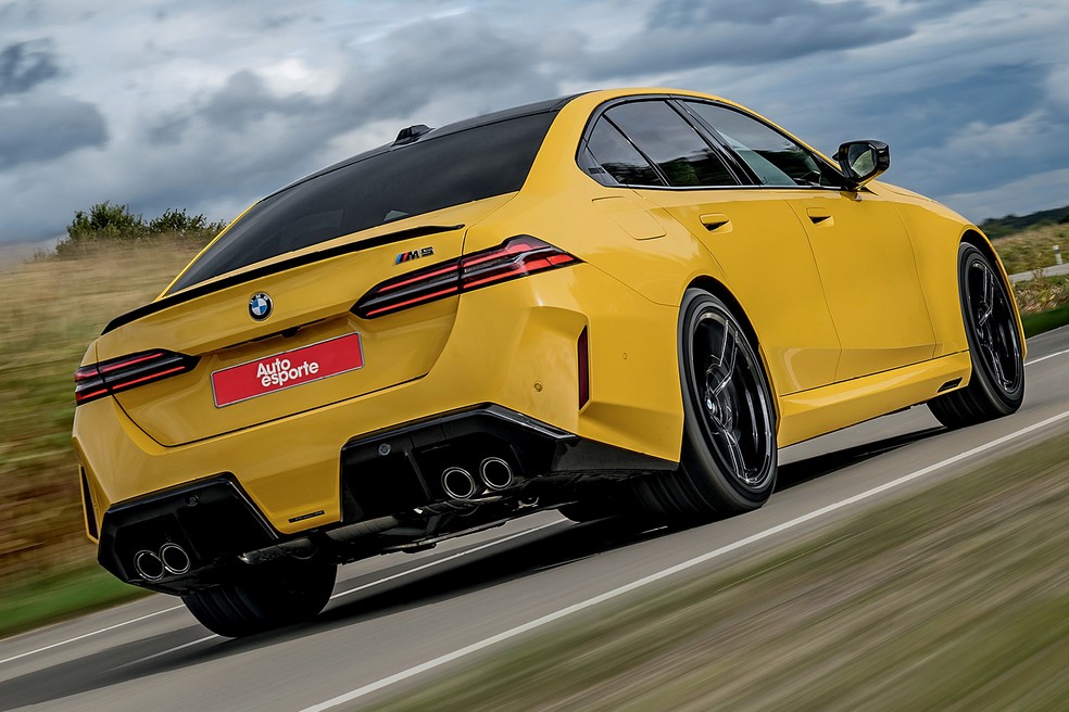 BMW M5 ficou mais pesado na linha 2025, e sedã agora pesa quase 2,5 toneladas  — Foto: Divulgação