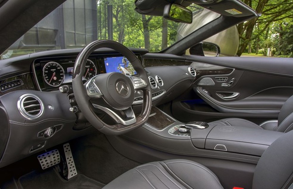 Cabine do Brabus 850 consegue a difícil tarefa de ser mais luxuosa que a do Classe S (Foto: Divulgação) — Foto: Auto Esporte