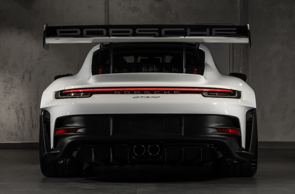Asa traseira do 911 GT3 RS é 40% maior do que na geração anterior — Foto: Divulgação