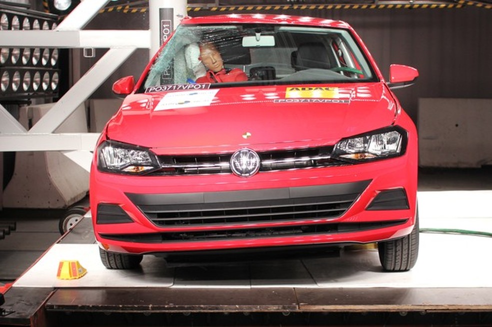 Desempenho do VW Polo no teste de colisão dianteiro e contra poste foi utilizado para pontuar o Virtus — Foto: Auto Esporte
