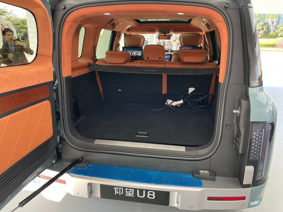 BYD Yangwang U8 tem porta-malas com capacidade para mais de 1.000 litros — Foto: Auto News Brasil/Cauê Lira