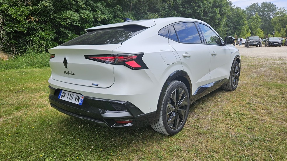 Renault Rafale traz itens que não equipam os modelos da marca vendidos no Brasil — Foto: Leonardo Felix/Auto News Brasil