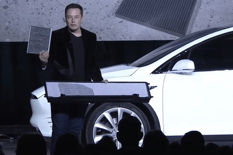 Elon Musk mostra a diferença do filtro de ar do Model X em relação a um carro convencional (Foto: Divulgação) — Foto: Auto Esporte
