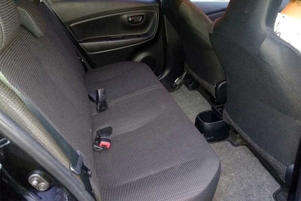 Espaço no banco traseiro é bastante limitado. Não há sinal de luxo nesta fileira (Foto: Ulisses Cavalcante) — Foto: Auto Esporte