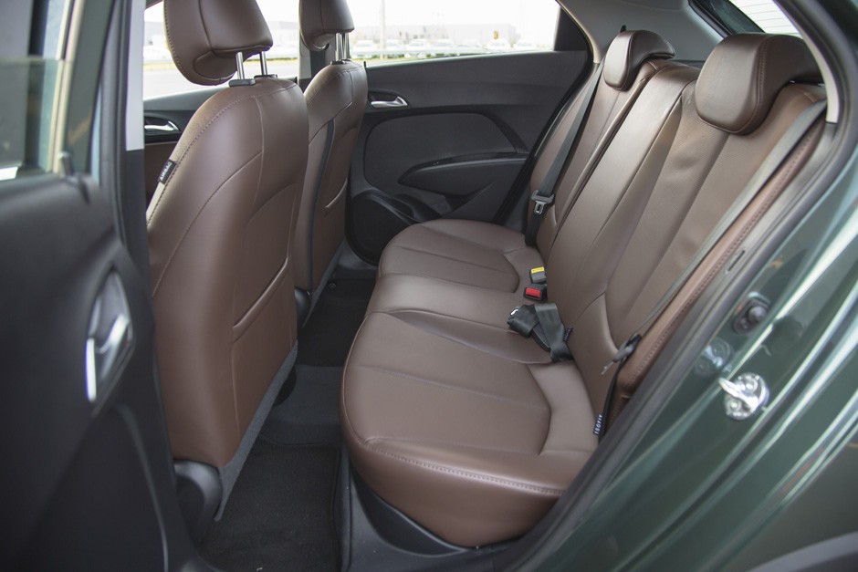 Espaço traseiro do Hyundai HB20X 2016