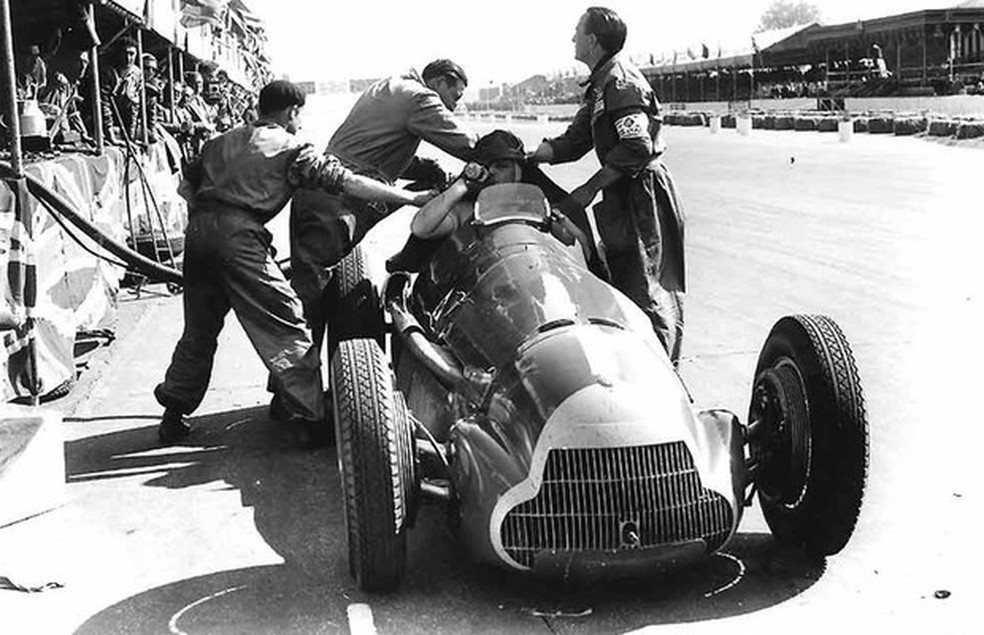 Os pit stops eram bem diferentes dos atuais (Foto: Divulgação) — Foto: Auto Esporte