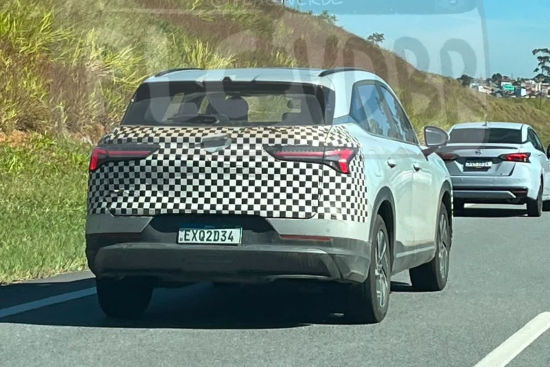 Flagra: Chevrolet Captiva híbrido será arma da GM contra GWM e BYD