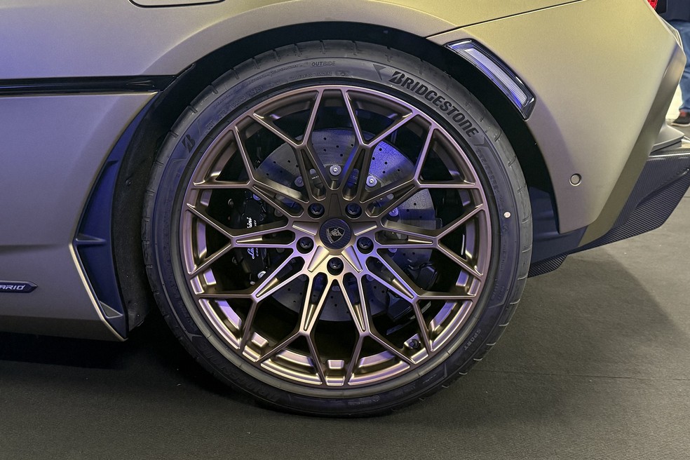 Lamborghini Temerario chega ao Brasil calçado em pneus Bridgestone nas medidas 255/35 R20 (diant.) e 325/30 R21 (tras.) — Foto: Cauê Lira/Auto News Brasil