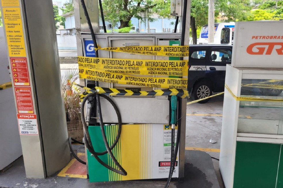 Bomba lacrada pela fiscalização por conter combustível adulterado — Foto: Reprodução/ANP