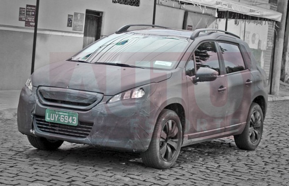 Peugeot 2008 é flagrado em testes finais (Foto: Diogo Dias) — Foto: Auto Esporte