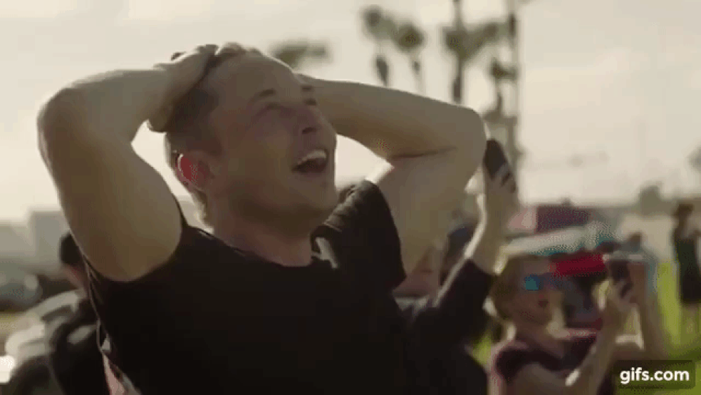 Elon Musk felizão ao lançar o Tesla para o espaço (Foto: Reprodução) — Foto: Auto Esporte