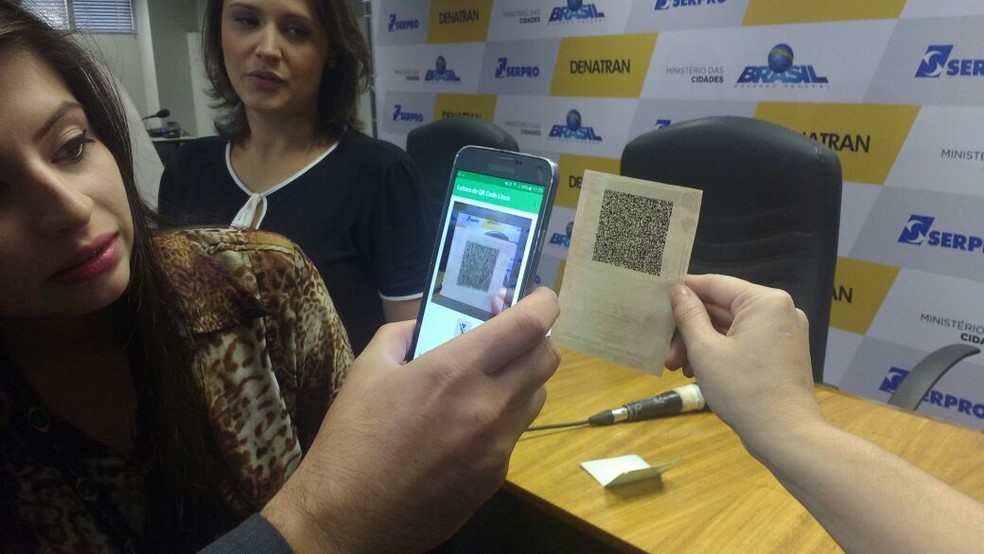 Grupo faz teste com QR-Code em carteira de habilitação — Foto: Elielton Lopes/G1